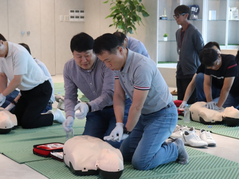 롯데이노베이트가 임직원을 대상으로 심폐소생술 교육을 실시하고 있다.